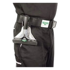 Schwarze und silberne unger ergo tec ninja kombi schaber und holster mit bodenreinigungsaufsatz am gürtel montiert