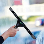 Schwarzer gummierter fensterabzieher mit grünem ecorena logo und ungEr ergotec ninja branding für effizientes fensterputzen