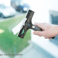 Black und grau unger ergotec ninja schaber fensterabzieher mit weißem mikrofaser tuch an der klinge