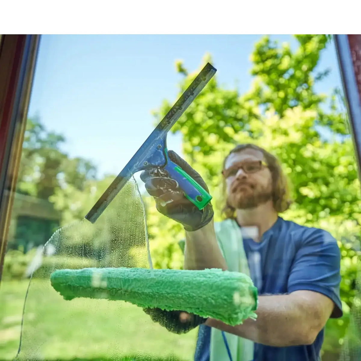 Unger greenlabel fensterreinigungs-set gtk35 grüne mikrofaser-wischer mit blauem griff beim glasreinigen