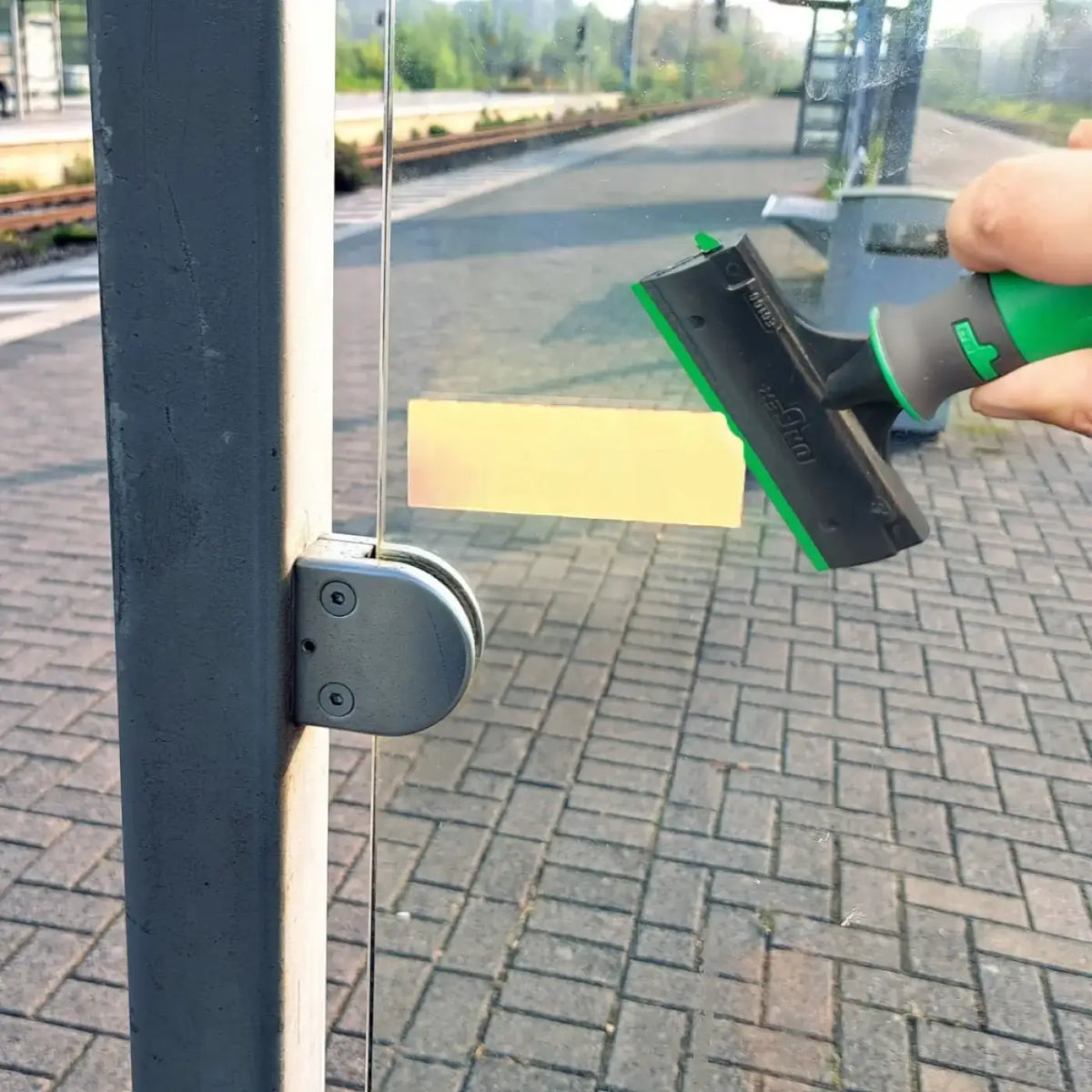 Ungers Kunststoffklingen 10cm e100p mit grün schwarzem squeegee und texturiertem griff aus Kunststoff