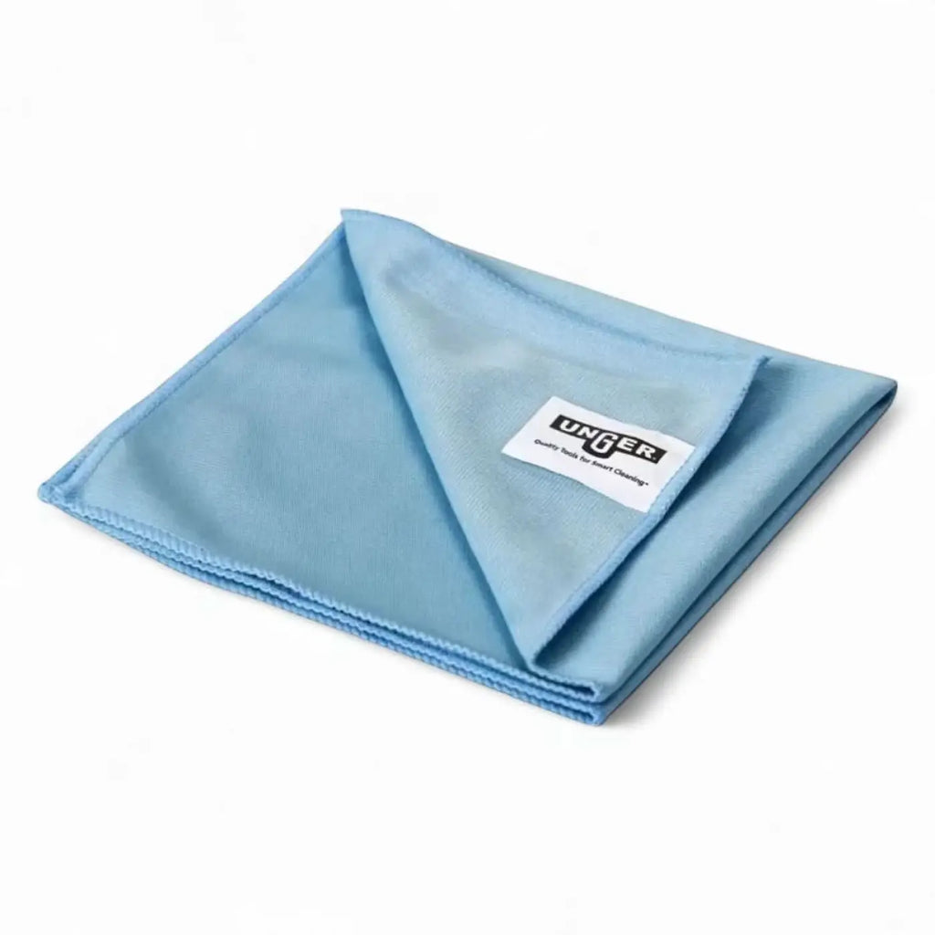 Blaues microfiber reinigungstuch aus microfaser mit ungener markenlabel für schonende oberflächenpflege