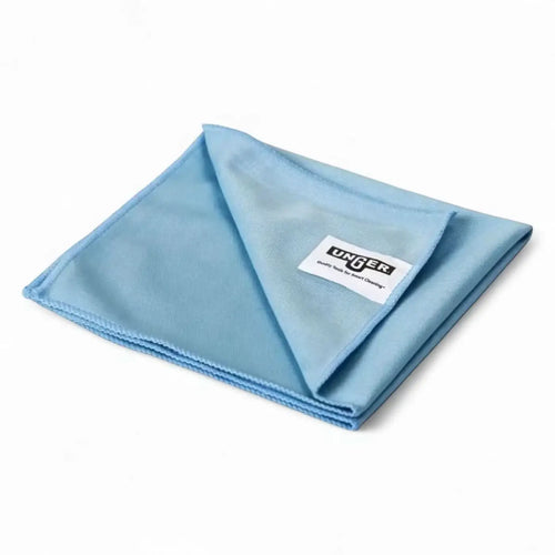 Blaues microfiber reinigungstuch aus microfaser mit ungener markenlabel für schonende oberflächenpflege