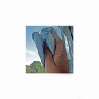 Hand hält ein hellblaues microfiber reinigungstuch unger microwipe lite aus mikrofaser