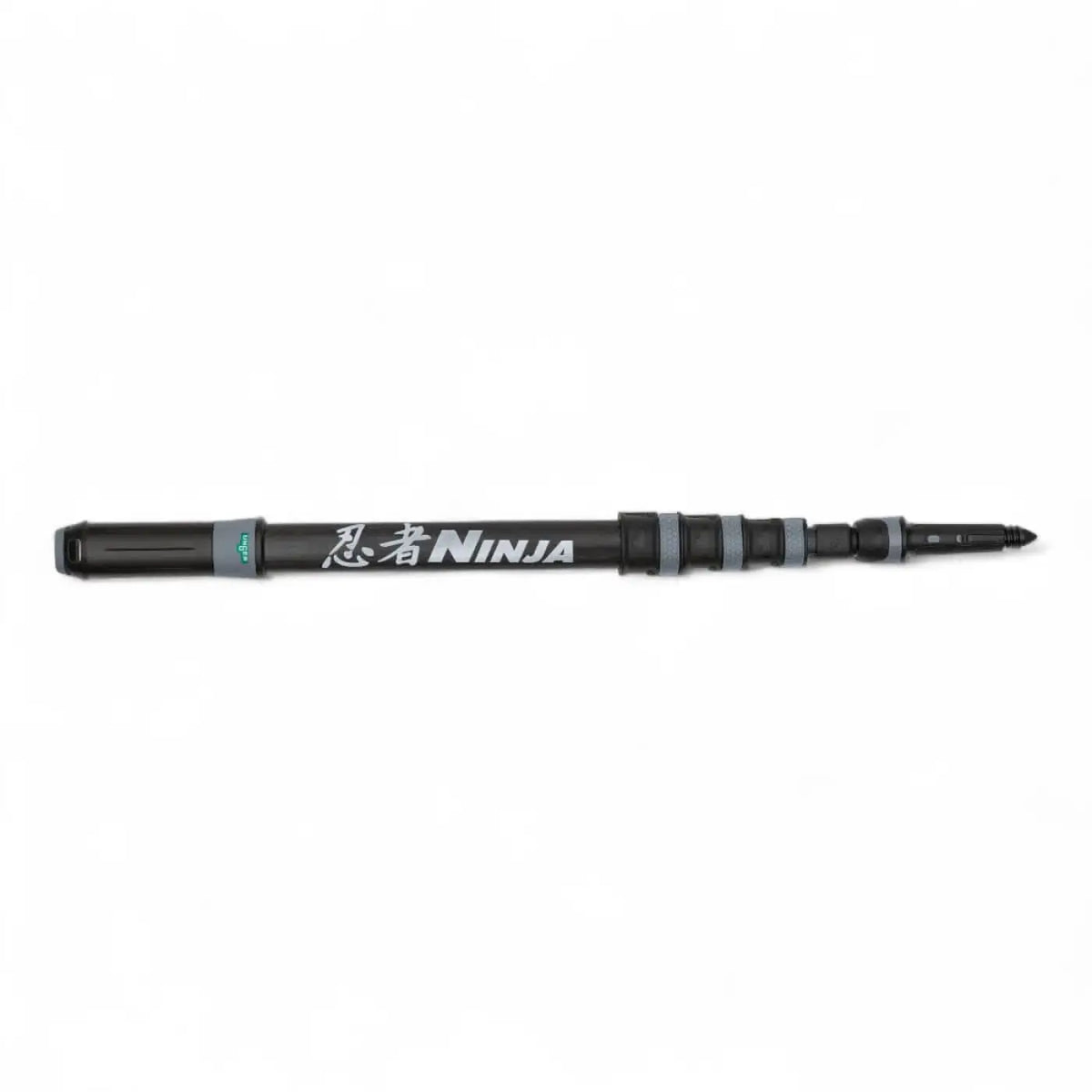 Schwarze und graue teleskopische fishing rod aus carbon mit ninja branding im unger ninja 6in1 set