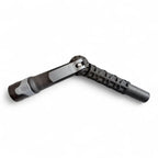 Schwarze und silberne taktische taschenlampe mit strukturierter griffoberfläche und verstellbarem kopf im unger ninja 6in1 carbon-stangen-set akn19 glasreinigungsset