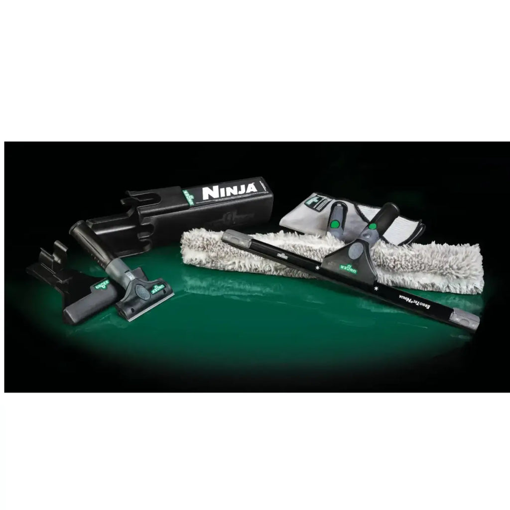 Schwarzes und graues unger ninja 6in1 fensterreinigungsset mit mikrofasereinsätzen und 45 cm stiel