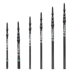 Schwarze ausziehbare carbon-teleskopstangen mit silbernem ninja-logo und grauen segmentverbindungen von unger