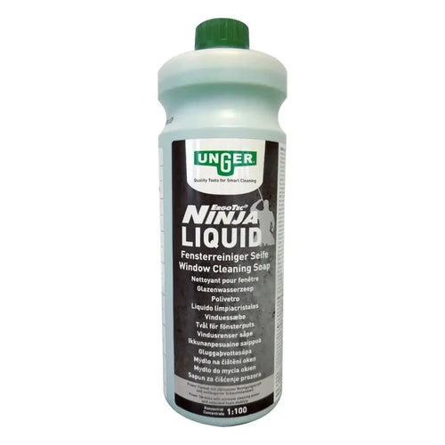 Eine durchscheinend hellgrüne plastikflasche mit grünem verschluss und schwarzem etikett des ung er ecotec ninja liquid fensterreinigungs-seife konzentrat 1l