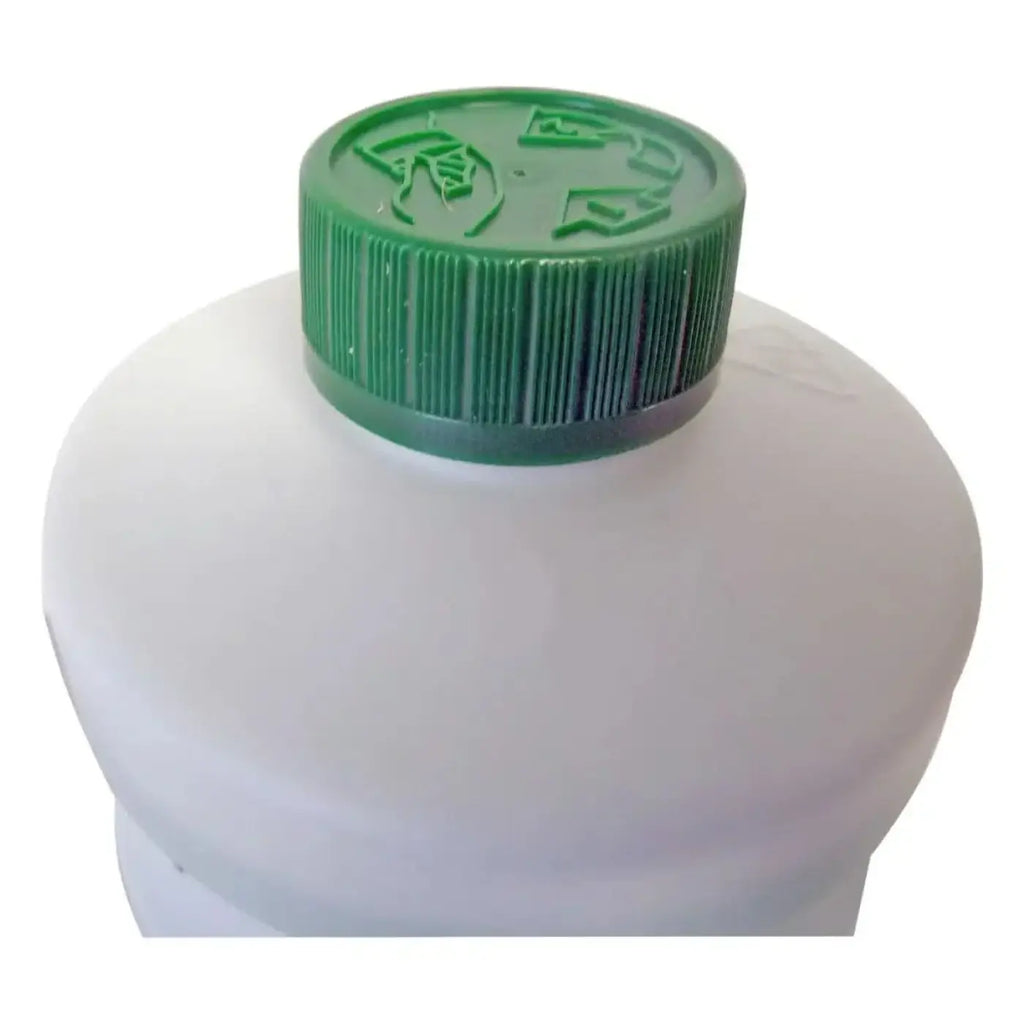 Weiße plastikflasche mit grünem rippverschluss und prägung recyclingzeichen ungner ninja liquid fensterreinigungs-seife fr10s 1l rückseite