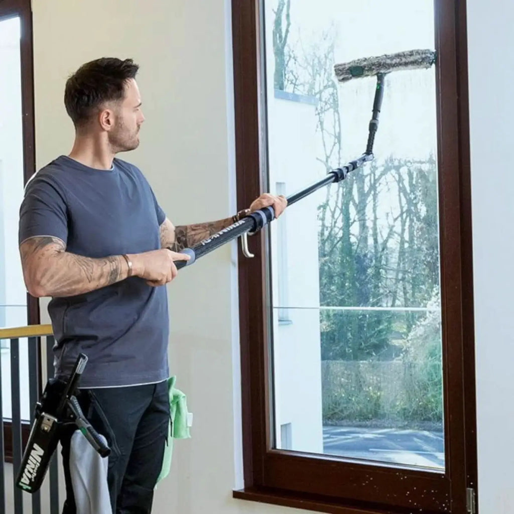 Schwarzer verlängerbarer fensterreinigungsstab mit strukturiertem wischerkopf unger ninja winkeladapter ncpan