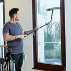 Schwarzer verlängerbarer fensterreinigungsstab mit strukturiertem wischerkopf unger ninja winkeladapter ncpan