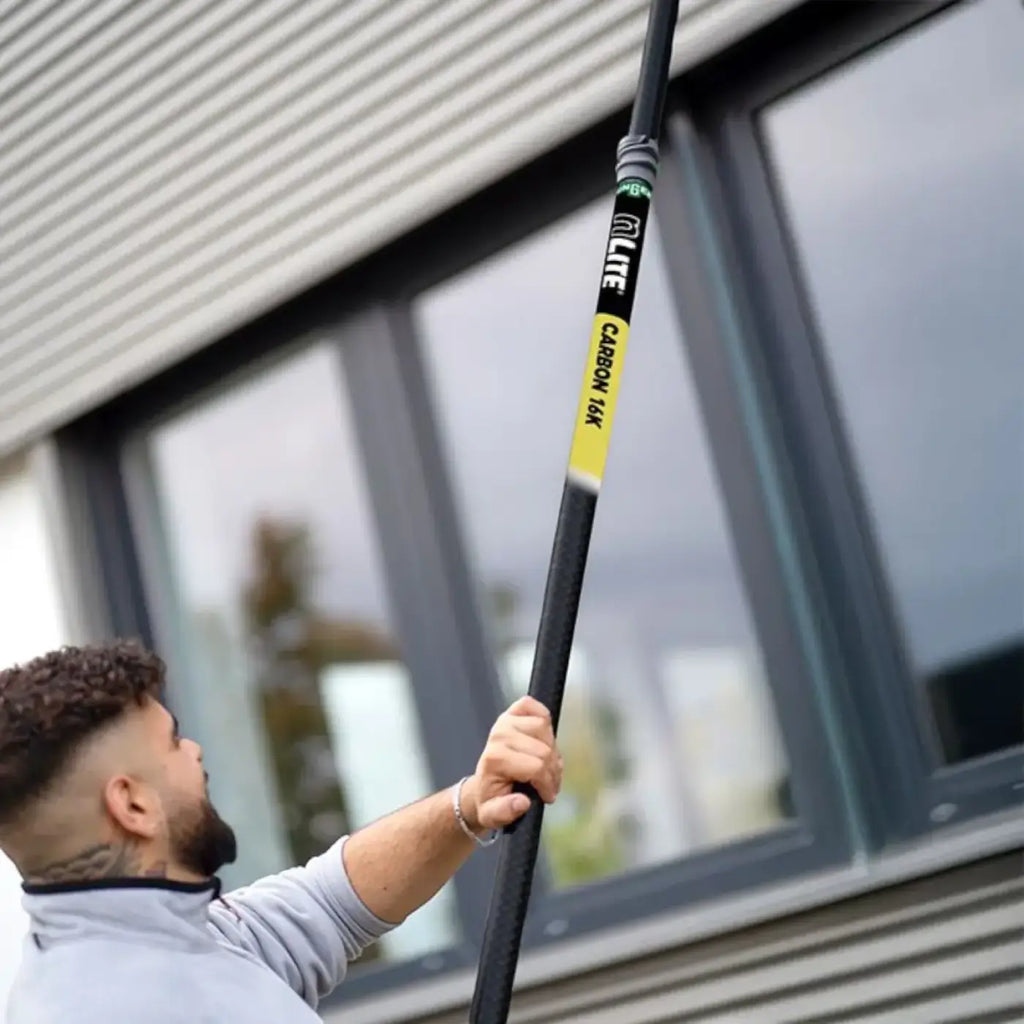 Schwarze karbon teleskopstange ungel nlite carbon 16k mit gelber und weißer markierung