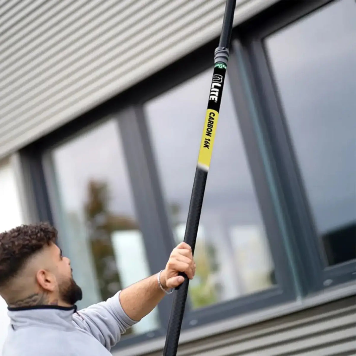Schwarze karbon teleskopstange ungel nlite carbon 16k mit gelber und weißer markierung