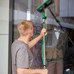 Grün-schwarzer ungler nLite PowerPad griff mit mikrofasertuch an teleskopstange für fensterreinigung