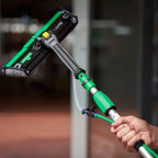 Unger nLite powerpad griff mit grünem und schwarzem teleskopfensterreinigungstool und mikrofasertuch