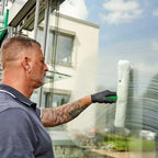 Weißer schaumüberzogener fensterreiniger-schwamm mit grünem griff im unger pro starter set 2in1 akg10 glasreiniger-set