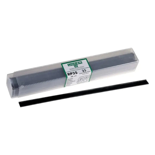 Schwarze gummisägeblätter aus gummi in transparenter verpackung mit grünem ung var pro wischergummi etikett 25 stück
