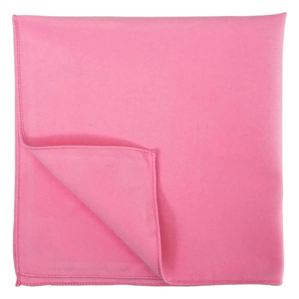 Ein weich rosa seidiges taschentuch vermop softy tuch 40x40 cm mit sauber gefalteten kanten und dezentem schimmer