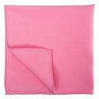 Ein weich rosa seidiges taschentuch vermop softy tuch 40x40 cm mit sauber gefalteten kanten und dezentem schimmer