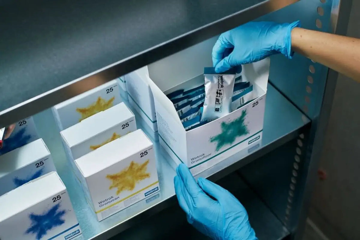 Wetrok granusan forte sanitärgrundreiniger sticks in blauer und weißer verpackung mit grünem sternmuster